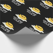 Holen Sie sich Yolk Funny Egg Joke Pun Dark BG Geschenkpapier (Ecke)