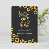 Holen wir uns Wild Black and Gold Leopard Bachelor Einladung (Stehend Vorderseite)