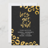 Holen wir uns Wild Black & Gold Leopard Brautparty Einladung (Vorderseite)