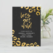 Holen wir uns Wild Black & Gold Leopard Brautparty Einladung (Stehend Vorderseite)