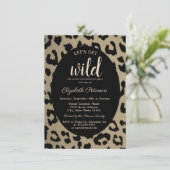 Holen wir uns Wild, Tierleopard Print Bachelorette Einladung (Stehend Vorderseite)