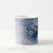 Holey Wolken bei Sonnenaufgang Kaffeetasse (Mittel)