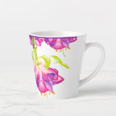 Holi auf einer kleinen Latte-Tasse Milchtasse (Rechts)