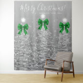 Holiday Backdrop Silver Christmas Trees Green Bows Wandteppich (Beispiel)