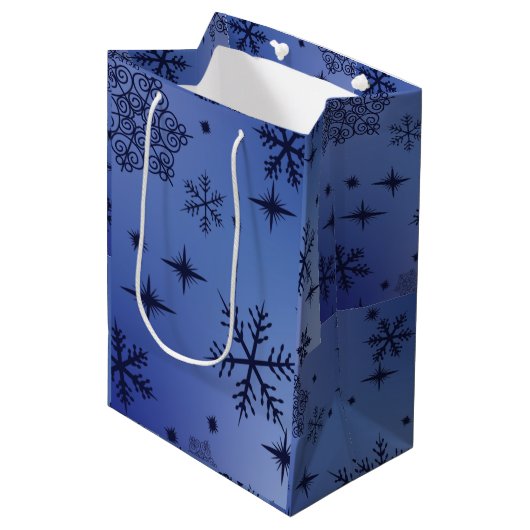 Holiday Black Snowflake Print Medium Geschenktasch Mittlere Geschenktüte (Vorderseite Schrägansicht)