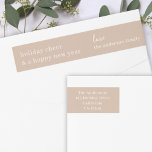 Holiday Cheer | Elegante Christmas Taupe Adresse<br><div class="desc">Einfaches, stilvolles, elegantes Retourenadressen-Label mit moderner minimaler Typografie zitieren "Feiertagssjubiläum und ein glückliches neues Jahr" in Weiß auf tönerbeige braunem Hintergrund. Name, Adresse und Gruß lassen sich einfach für eine persönliche Touch anpassen. Ein raffiniertes, minimalistisches und zeitgenössisches Weihnachtsdesign, das sich von der Menge dieser Feriensaison abhebt! #christmas #return #taupe #beige...</div>