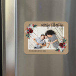 Holiday Floral Christmas Foto Magnet<br><div class="desc">Individuelle magnetische Urlaubskarten mit einfachen Vorlagen zur Anpassung. Dieses festliche Design besticht durch eine elegante, florale Wasserfarbe in Rot, Grün und Bordeaux auf einem Imitat mit Kraftuntergrund. Der Text lautet "Frohe Weihnachten" in einem modernen Kalligraphieskript-Schriftart. Personalisieren Sie es mit Ihren Fotos, dem Namen, dem Jahr oder anderen benutzerdefinierten Text. Verwenden...</div>