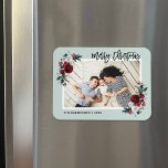 Holiday Floral Christmas Foto Magnet<br><div class="desc">Individuelle magnetische Urlaubskarten mit einfachen Vorlagen zur Anpassung. Dieses festliche Design besticht durch eine elegante, florale Wasserfarbe in Rot, Grün und Bordeaux auf einem minten Hintergrund. Der Text lautet "Frohe Weihnachten" in einem modernen Kalligraphieskript-Schriftart. Personalisieren Sie es mit Ihren Fotos, dem Namen, dem Jahr oder anderen benutzerdefinierten Text. Verwenden Sie...</div>