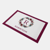 Holiday Floral Wreath Monogramm Personalisiert Fußmatte (Schrägansicht)