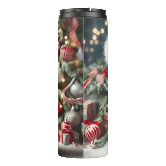 Holiday Gnome mit Weihnachtsgeschenken Thermosbecher (Rückseite)