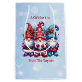Holiday Gnomes Personalisiert Weihnachten Mittlere Geschenktüte (Vorderseite)