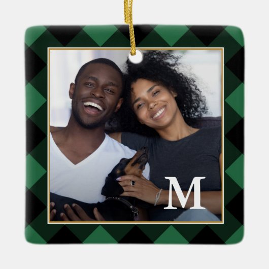 Holiday Green Kariert mit Monogram Foto Christmas Keramikornament (Vorderseite)