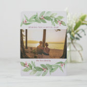 Holiday Greenery Berries Freudendes Foto Feiertagskarte (Stehend Vorderseite)