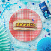 Holiday Hot Dog auf Gingham Paper Plate Pappteller (Party)