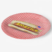Holiday Hot Dog auf Gingham Paper Plate Pappteller (Schrägansicht)