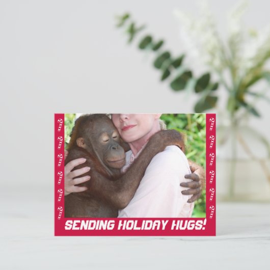 Holiday Hugs Postkarte (Stehend Vorderseite)