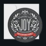 HOLIDAY JOY ROUND CHALKBOARD FOTOKARTE FEIERTAGSKARTE<br><div class="desc">WÜNSCHEN SIE SICH: Helle und fröhliche kalkförmige Weihnachtsschalkpappe mit Retro-Banner, Vintager Schwarz-Weiß-Typografie und extravaganten Wirbel. Personalisieren Sie diese dekorative Foto Grußkarte mit Ihrem Familiennamen. Fügen Sie Ihr Lieblings-Familienbild hinzu und passen Sie den Text an. Zeitgenössische, klassische, moderne und stilvolle Art und Weise zu schicken angesagte fröhliche Winterurlaub Grüße an alle...</div>