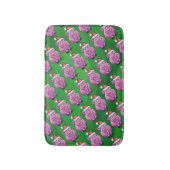 Holiday Pig in Weihnachtsmannmütze Pattern auf Grü Badematte (Vorderseite Vertikal)