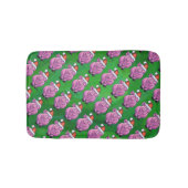 Holiday Pig in Weihnachtsmannmütze Pattern auf Grü Badematte (Vorderseite)