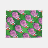 Holiday Pig in Weihnachtsmannmütze Pattern auf Grü Fleecedecke (Vorderseite (Horizontal))