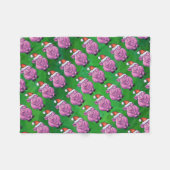Holiday Pig in Weihnachtsmannmütze Pattern auf Grü Fleecedecke (Vorderseite (Horizontal))