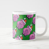 Holiday Pig in Weihnachtsmannmütze Pattern auf Grü Jumbo-Tasse (Rechts)