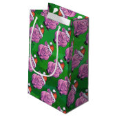 Holiday Pig in Weihnachtsmannmütze Pattern auf Grü Kleine Geschenktüte (Rückseite Schrägansicht)