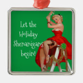 Holiday Shenanigans Retro Pinup Weihnachten Ornament Aus Metall (Vorne)