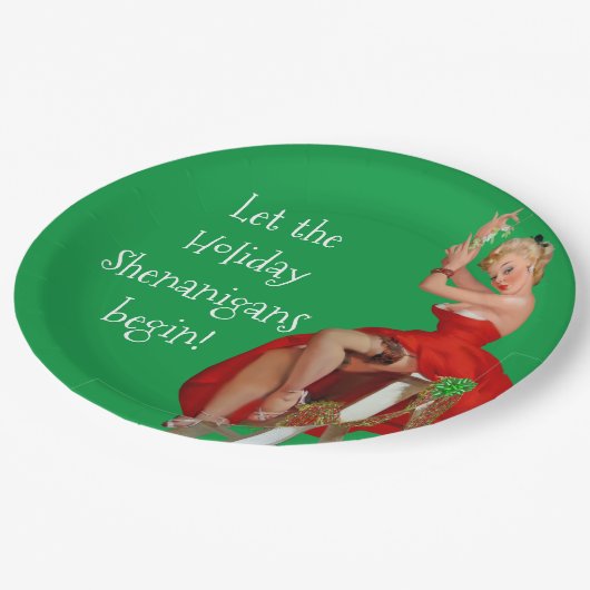 Holiday Shenanigans Retro Pinup Weihnachten Pappteller (Schrägansicht)