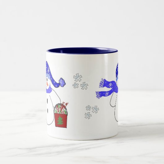 Holiday Snowman mit Süßigkeiten Zweifarbige Tasse (Mittel)