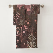Holiday Woodland Pine & Berries mit weichem Rosa Badhandtuch Set (Insitu)