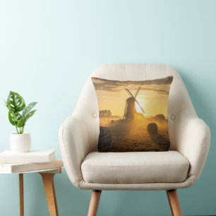 Holländische Windmühle auf einem morgendlichen Heu Kissen