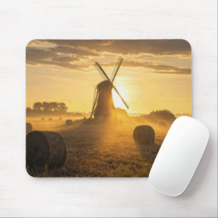 Holländische Windmühle auf einem morgendlichen Heu Mousepad