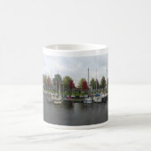 Holländischer Hafen mit grünen und roten Bäumen Pa Kaffeetasse (Mittel)