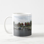 Holländischer Hafen mit grünen und roten Bäumen Pa Kaffeetasse (Links)