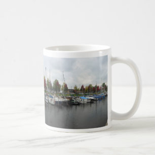 Holländischer Hafen mit grünen und roten Bäumen Pa Kaffeetasse