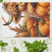 Höllenkuh, eingebettet zwischen Herbst-Erntepumpen Geschirrtuch (Gefaltet)