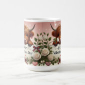 Höllenkuhwal mit weißen Rosen Kaffeetasse (Mittel)