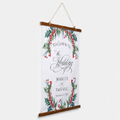 Holly and Berries Wedding Willkommen Wandteppich Mit Holzrahmen (Gewinkelt)