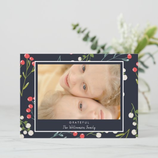 Holly Berries Foto Weihnachtskarte (Stehend Vorderseite)