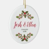 Holly Berries Greenery Personalisierte Verlobung Keramik Ornament (Rechts)