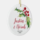 Holly Berries Greenery Personalisiertes Verlobtes Keramik Ornament (Rechts)