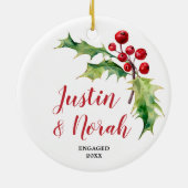 Holly Berries Greenery Personalisiertes Verlobtes Keramik Ornament (Hinten)
