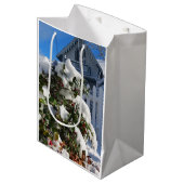 Holly Berries in Snow - Martha's Vineyard Mittlere Geschenktüte (Vorderseite Schrägansicht)