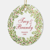 Holly Berries Wreath Personalisierte Verlobung Keramik Ornament (Links)