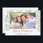 Holly Berries - Zweige mit Blätter Fotokarte Feiertagskarte<br><div class="desc">Wasserfarbene Holly Berries - Zweige mit Blätter Fotokarte Frohe Weihnachtskarte mit Rose Gold Foil Trim. Das Bild,  das Datum und der Familienname können auf der grünen und roten Heiligen Beere Merry Christmas Card ersetzt werden.</div>