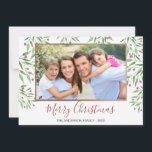 Holly Berries - Zweige mit Blätter Fotokarte Feiertagskarte<br><div class="desc">Wasserfarbene Holly Berries - Zweige mit Blätter Fotokarte Frohe Weihnachtskarte mit Rose Gold Foil Trim. Das Bild,  das Datum und der Familienname können auf der grünen und roten Heiligen Beere Merry Christmas Card ersetzt werden.</div>