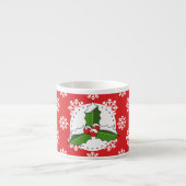 Holly Berry auf Red White Snowflakes Pattern Espressotasse (Vorderseite)