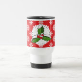Holly Berry auf Red White Snowflakes Pattern Reisebecher (Mittel)