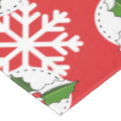 Holly Berry auf Red White Snowflakes Pattern Tischdecke (Schrägansicht)